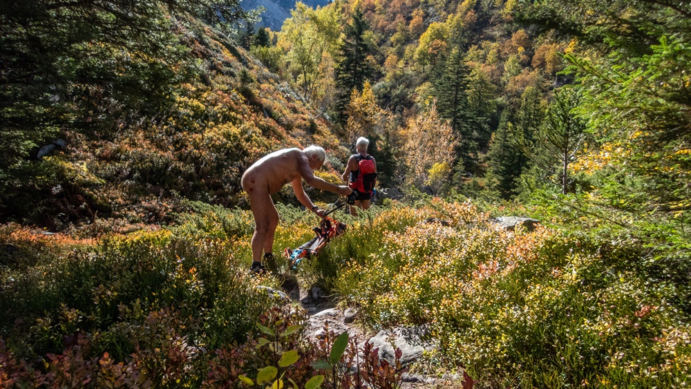Octobre 2025. Traces de chute sur les fesses.
